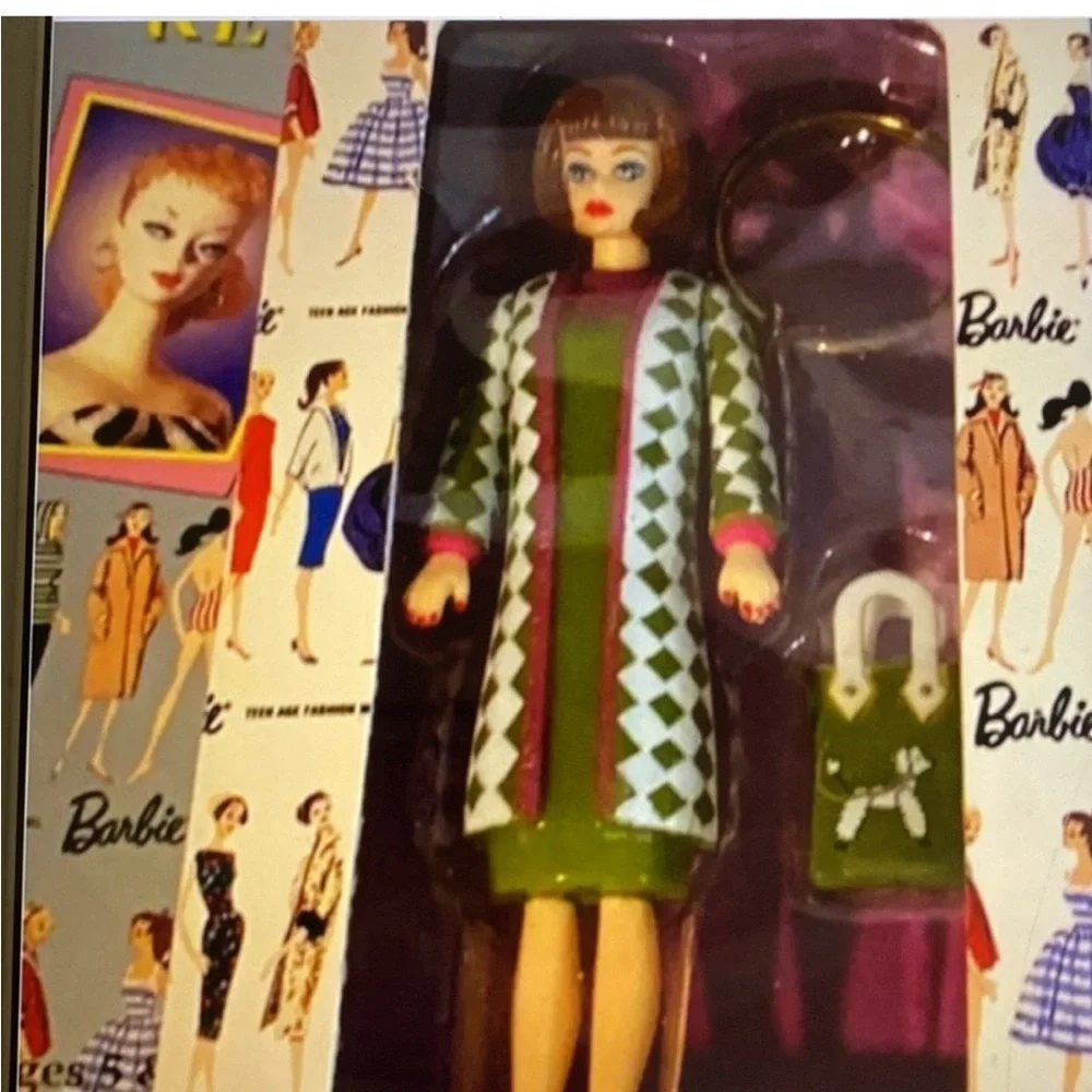 Vintage Barbie Keychain with Green and White Coat 1965 repro - Picture 2 of 2